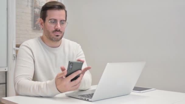 Homem Meia Idade Trabalhando Laptop Usando Smartphone — Vídeo de Stock
