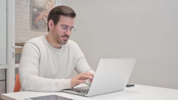 中年男子在笔记本电脑上工作时感到沮丧和沮丧 — 图库视频影像