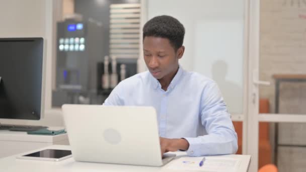 Африканський Бізнесмен Працює Ноутбуці Офісі — стокове відео