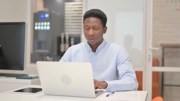 Hustender Afrikanischer Geschäftsmann Mit Laptop Büro — Stockvideo