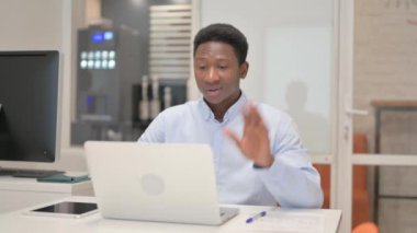 Ofiste otururken İnternette Afrikalı İşadamı Sohbeti