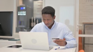 Afrikalı İşadamı İnternetten Bilgisayardan Alışveriş Yapıyor