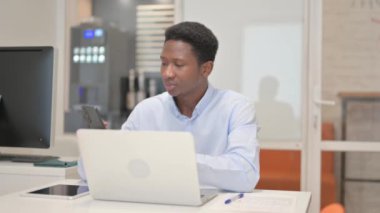 Afrikalı İşadamı Müşteriyle Telefonda Konuşuyor