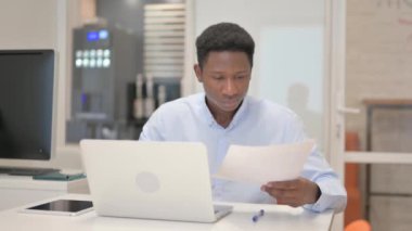 Afrikalı İşadamı Ofiste Yeni Sözleşmeyi Kutluyor