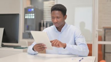 Ofisinde Tablet Kaybı Olan Afrikalı İş Adamı