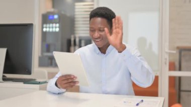Ofiste Tablet 'te Video Sohbeti Yapan Afrikalı İş Adamı