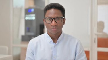 Başparmakları havada Afrikalı İş Adamının Portresi