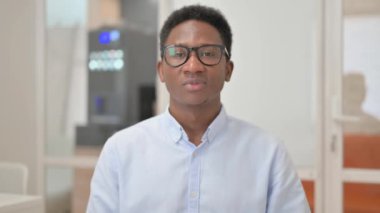Afrikalı İşadamı 'nın portresi Merhaba demek için el sallıyor