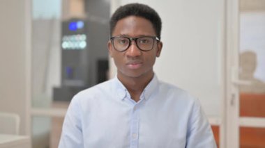 Ofisteki Kamerayı Gösteren Afrikalı İş Adamının Portresi