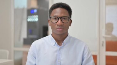 Ofisinde diş ağrısı olan rahatsız bir Afrikalı İşadamı