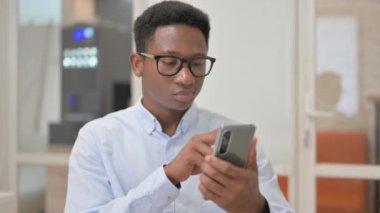 Ofiste telefon kullanan Afrikalı İşadamı Portresi