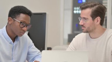 iş insanların birlikte çalışma ofisinde yakın çekim