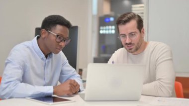 Ofiste Otururken İş Adamları Projeyi Tartışıyor