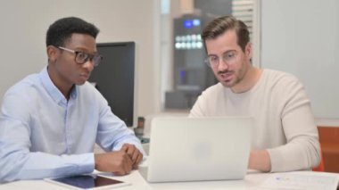 Kızgın İşadamı Ofiste Erkek İşçiyle Konuşuyor