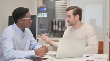 Kızgın İşadamı Afrikalı İşadamı ile konuşuyor, Tartışıyor