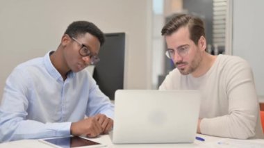 Ofisteki Başarıyı Kutlayan Heyecanlı İş Adamları