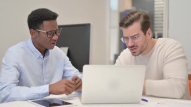 İş Adamları Ofiste Kayıplara Tepki Verdi