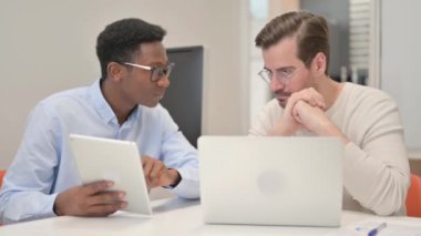 Afrikalı İşadamı İş Ortağıyla İş Görüşmesi