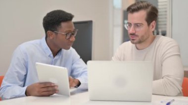 Ofisteki Tablet ve Dizüstü Bilgisayarda Çalışan İş Adamları