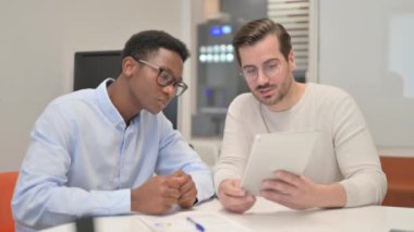 Proje dijital tablet üzerinde tartışırken iş adamları