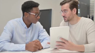 Tabletteki Projeyi Tartışan Karışık Irk İnsanlarının Kapanışı