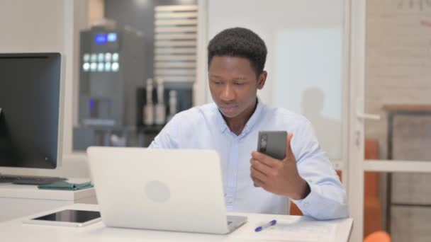 African Businessman Praca Laptopem Smartfonem — Wideo stockowe