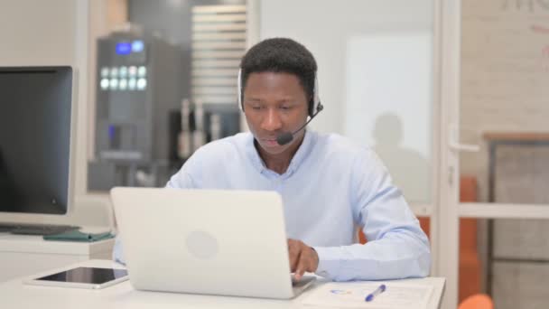 Homem Africano Com Fone Ouvido Olhando Para Câmera Call Center — Vídeo de Stock