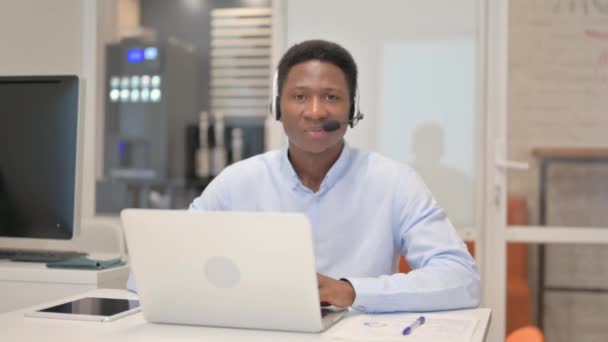 Tummen Upp Afrikansk Man Med Headset Använda Laptop Call Center — Stockvideo