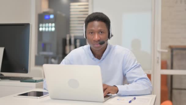 Thumbs African Man Headset Using Laptop Call Center — Αρχείο Βίντεο