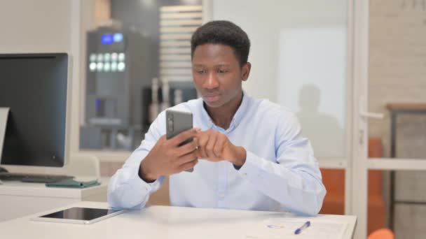Afrikanischer Geschäftsmann Schockiert Über Verlust Seines Telefons Büro — Stockvideo