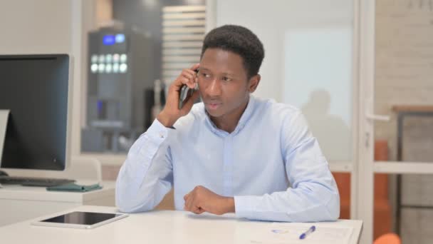 Empresario Africano Hablando Por Teléfono Oficina — Vídeos de Stock