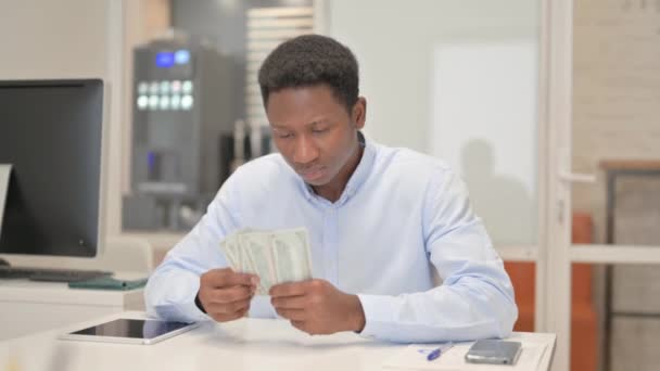 アフリカのビジネスマン オフィスでお金を数える — ストック動画