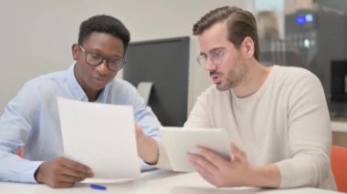 Karışık Irk İş Adamları İş Raporunu Tartışıyor