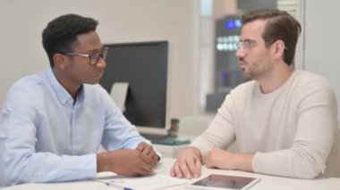 İş Adamları Ofiste Tokalaşıyor