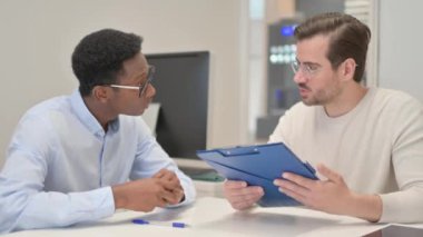 İş Adamları Anlaşmadan Sonra Tokalaşıyor