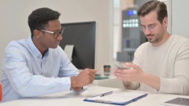 Afrikalı Adam Ofiste Para Veriyor ve Tokalaşıyor