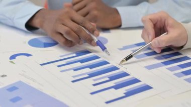 Belgeler Üzerinde Çalışan İş Adamlarının Kapanışı