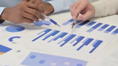 Ofiste Evrak İşleriyle meşgul İşadamları