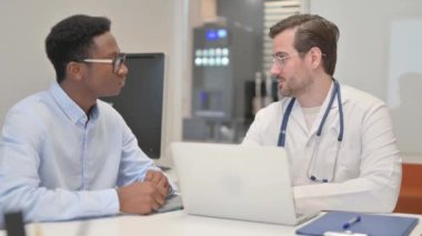 Erkek Doktor Afrikalı Adamla Konuşuyor