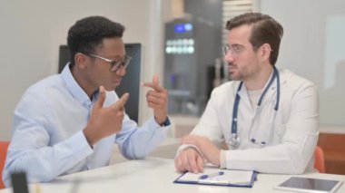 Klinikteki Afrikalı Erkek Hastaların Bademcikleri Kontrol Ediliyor