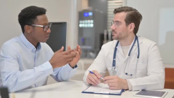 Baş Ağrısı Olan Bir Adam Erkek Bir Doktora Danışmanlık Yapıyor — Stok video