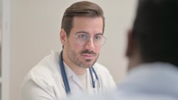 Zbliżenie Lekarza Rozmawiającego Pacjentem Klinice — Wideo stockowe