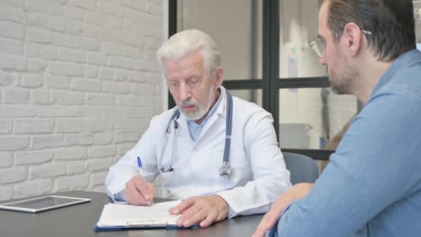 Старший Врач Пишет Медицинский Отчет Время Разговора Пациентом — стоковое видео