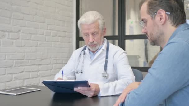 Starší Lékař Diskuse Lékařské Zprávě Pacientem Podpisové Dokumenty — Stock video
