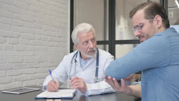 Muž Loktem Bolest Poradenství Ortopedické Senior Doctor — Stock video