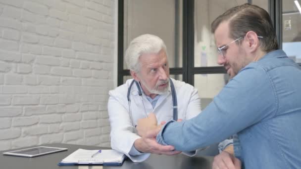 Medico Ortopedico Senior Checking Man Con Dolore Gomito — Video Stock