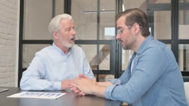 Kızgın İş Adamları Ofiste Tartışıyor