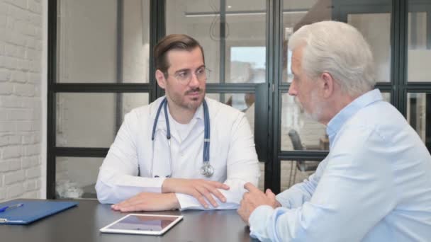 Médico Jovem Conversando Com Paciente Velho Clínica — Vídeo de Stock