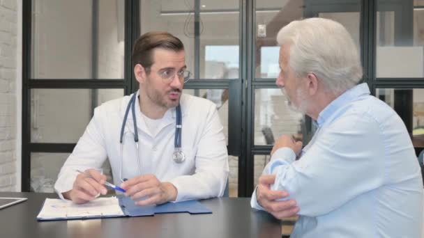 Anciano Con Dolor Codo Consultoría Ortopédica Doctor Senior — Vídeo de stock