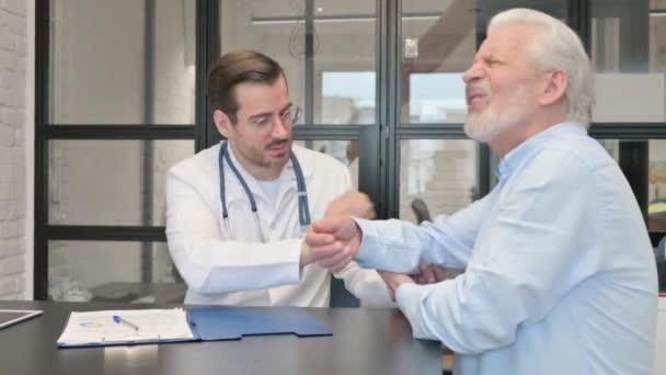 Ortopedický Lékař Kontroluje Loket Staršího Muže — Stock video